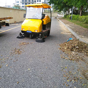 東方錦繡花園采購(gòu)駕駛式掃地車(chē)高效清掃落葉